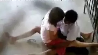 الشباب يتحررون: عري علني وجنس جماعي