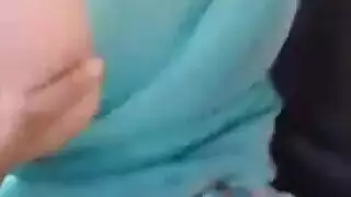 جنس عربي ساخن في السيارة: قضيب في الفم وركوب عميق