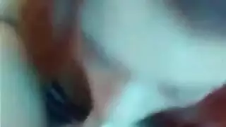 مراهقة صغيرة تأخذ قضيبًا وحشيًا في فمها
