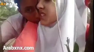 عيل بينيك صديقه امه