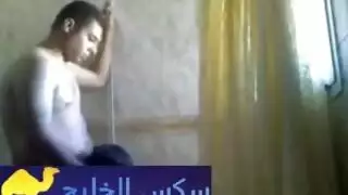 يلعبو بمشافر كسها