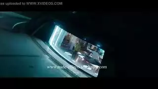 أليس المنفردة تستمني فرجها الحليق بقوة