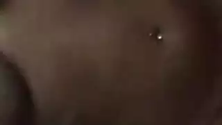 طالبة شقراء تركب قضيبًا اصطناعيًا مزدوجًا بقوة، وتصرخ وهو يملأ مهبلها وشرجها