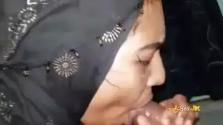إباحي: مهارات عربية مذهلة في مص القضيب