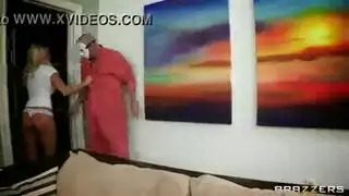 راقصة سمراء مكتنزة تقدم عرضًا صريحًا