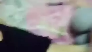 يستغل فرصة غياب الوالدين
