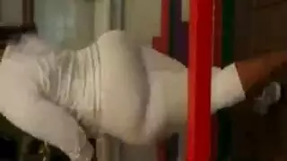 عربية شابة تُنادى في وجهها وتبلع