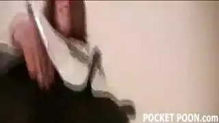 عمود ضخم يضرب عذراء شابة بقوة