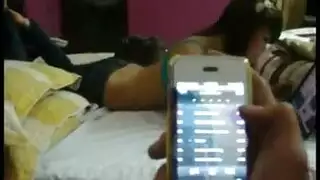 فرج مبلول يفرك على آلة جنسية