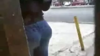 هاتف بصاصة على ركبتيها