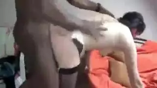 حصان يدفع بقضبه في شرموطة جشعة في حظيرة