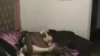 أرنبة ثلج بيضاء تتعرض للبلاكيد في جنس عنيف برحلة تزلج