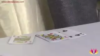 ينيكها بصبعو من سوتها ويرعشها