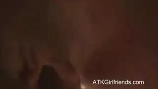 تمديد فرجها الضيق بقضيب ضخم