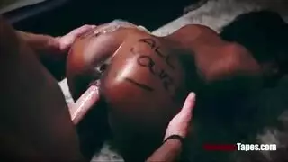 خنثى الهيمنة على ركبتيها بديع