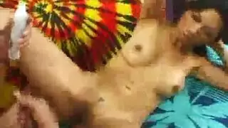 الفاسقة الآسيوية مفلس هو الحصول على بوسها تحفيز بينما وحدها في المنزل ، في غرفة نومها الخاصة