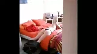 عقار ساخن: وكيلة شقراء ذات صدر كبير تنزل على ركبتيها من أجل مص قضيب صريح