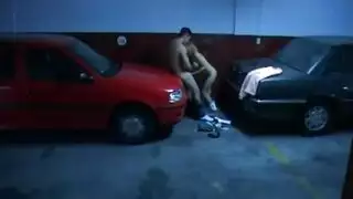 ينيكها وا هو يعمل يدلكلها