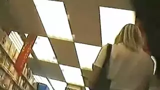 أصغر حلوة تأخذ قضيبًا ضخمًا في مهبلها الجميل