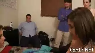 علاقة جنسية جماعية نسائية: عدة نساء تشارك لعبة جنسية واحدة