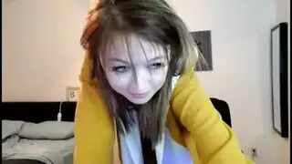 مراهقة صغيرة الحجم تأخذ قضيبين صلبين في فتحاتها