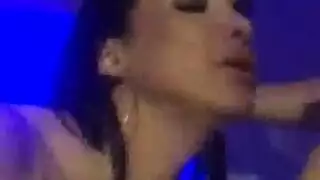 بنات في الاستحمام