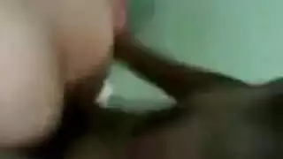 خادمة على ظهرها تصرخ بينما ينيجها العربي بعمق وبقوة