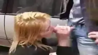 فتاة الحظيرة تأخذ عضو حيوان