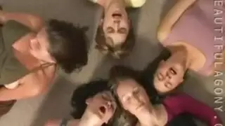 رجل محظوظ مع خمس نساء