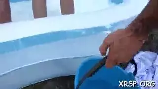 مجموعة من رجال يحكن مهبل بنت