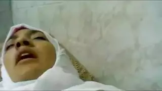 مصرية جميلة جدا تنتاك في سيارة