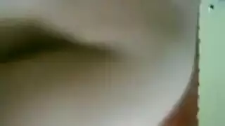 فتى ممتلئ يستمني ويطلق سائلاً منوياً كثيفاً على بطنه