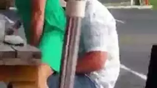 يقعد زوجته على زبه
