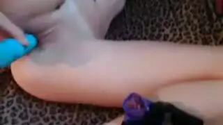 لعبة مطاطية ساخنة تداعب مهبلها الجميل في عرض جنسي ناري