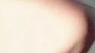 شقراء ساخنة في بيكيني تقدم تدليك إكس إكس إكس على ركبتيها
