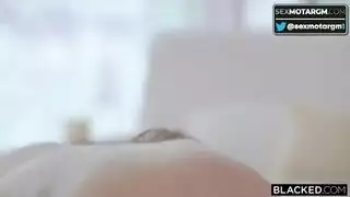 فتاة اللياقة المرنة تأخذ زب أسود عملاق في كل وضعية