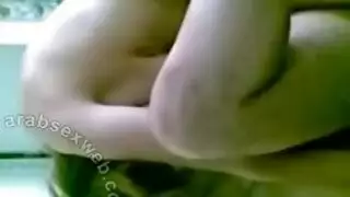 شاب مصري يأمرها بمص قضبه قبل أن تركب عليه بقوة