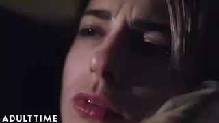 جلسة تقبيل إباحية مركزة على فرجها البني
