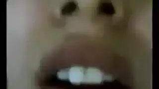 زوجة ممتلئة الجسم تتعرى وتُرضي زوجها أمام الكاميرا