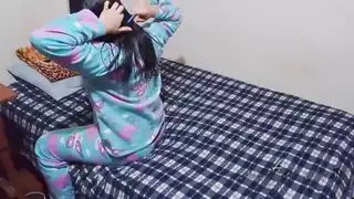 اخذت صحبتها مربرب معها في المنزل تمارس الجنس معها هي وزوجها