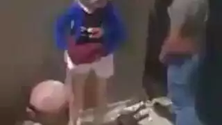 ماسك جارته نازل في تداير وبعبصه ونياكه فلم سكس ساخن