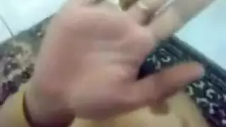 شرموطة فاجرة وعينيها قوية تتناك وتتفرش