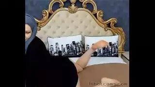 مراهقة محجبة تتعرى وتضاجع على الكام المباشر