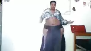 سودانية ممتلئة تثير وتداعب نفسها في أداء جريء