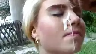 شقراء مراهقة تتلقى قذفاً كثيفاً على وجهها من قضيب كبير