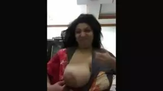 امرأة ناضجة تتصرف بجنون على تيك توك بمحتوى صريح لرجلها