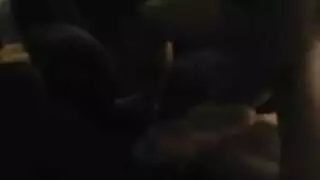 تساعد ابنها المكسور