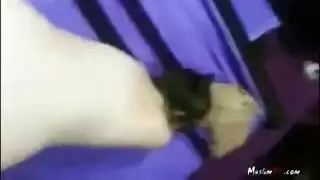 صديقة سورية تنزل على زب حبيبها الكبير