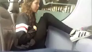 جميلة طويلة الأرجل تُضرب بمقعد السيارة الخلفي في طريقها إلى المنزل