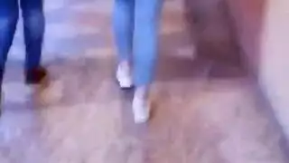اختين تتشاجران ثم يتساحقان
